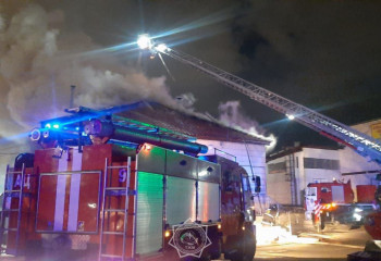 В Усть-Каменогорске пожар вспыхнул на крыше магазина