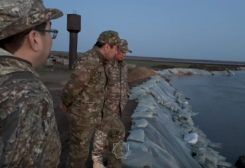 Глава МЧС инспектирует защитные дамбы в Западном Казахстане