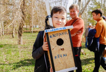 В двух столичных парках провели экоакцию «Сделай свой скворечник»