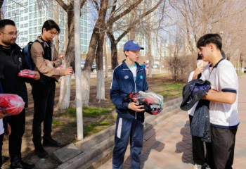 В Астане прохожие меняли вейпы на спортинвентарь