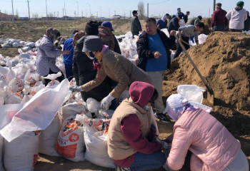 Атырау қаласында екі аптада 200 шақырымнан асатын жағалауды нығайтатын бөгеттер салды