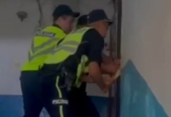 60 человек эвакуировали из горящего дома полицейские в Атырау