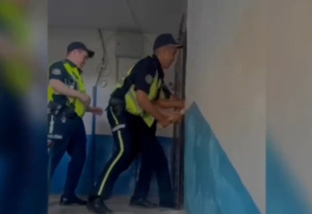 Атырауда өртенген үйден 60 адам эвакуацияланды