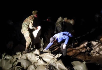 В Уральске укрепляют дамбу