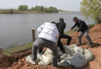 Құрманғазы ауданында бөгет бекіту жұмыстарының 85 пайызы аяқталды