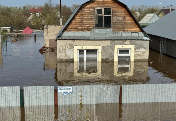 В Западном Казахстане из подтопленных дачных участков эвакуировано 1376 жителей