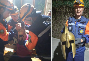 Дулығамен суретке түспекші болған жігіт темір бас киімді шеше алмай қалды