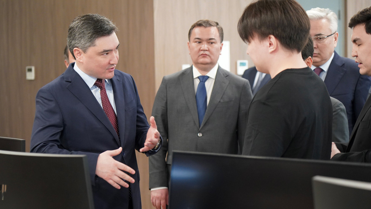 Kazakh PM familiarises himself with Astana Hub startup projects and instructs to strengthen measures to support talented young people
