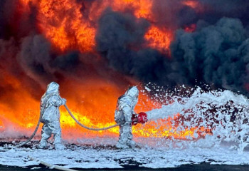 В Акмолинской области горит склад с автозапчастями и тремя автомашинами