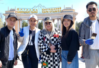 Казахстанские звезды эстрады высадили более 500 саженцев в Алматы