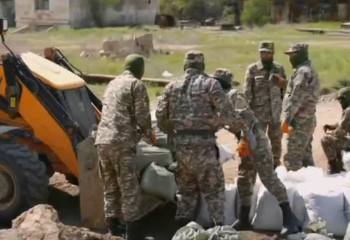 Военнообязанных мобилизовали на берегоукрепительные работы в Атырау