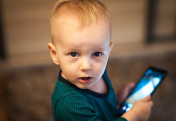 Алматыда 5 жасар бала көршілер чатына хабарлама жіберіп, анасын өлімнен сақтап қалды