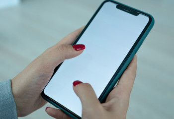 Енді смартфонды тоққа тығылған күйі қалдыруға заңмен тыйым салынады