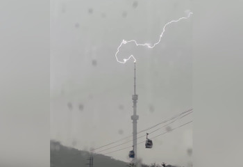 Молния ударила в телебашню 