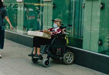 Ақтауда мүгедектігі бар жандарды қайыр сұрауға мәжбүрлеген
