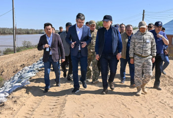Olzhas Bektenov inspects bank reinforcement of Atyrau's residential areas in anticipation of second flood peak