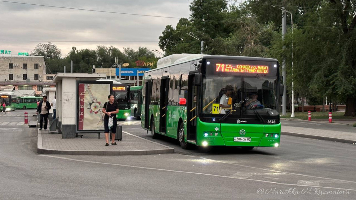 Автобус сбил людей на остановке в Алматы: прокурор запросил для подсудимого 8 лет тюрьмы