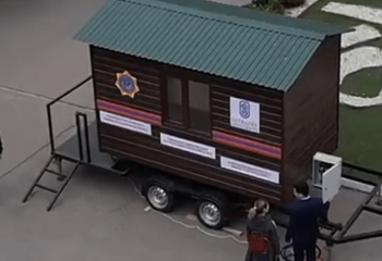 Симулятор землетрясения подарили студенты алматинским спасателям