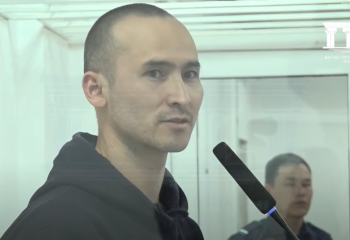 «Үш ұлдың әкесімін». Автобус апатына себепкер болған айыпталушы сотта жылап қалды