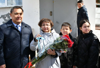 49 казахстанских семей получили дома и квартиры взамен разрушенного паводками жилья