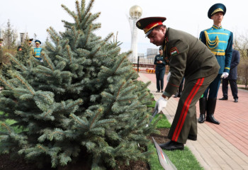 Астанада ШЫҰ қорғаныс ведомстволары басшылары ағаш отырғызды