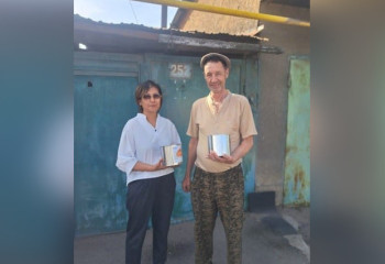 Алматинцам бесплатно раздают краску для заборов и домов