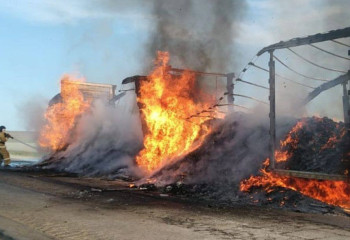 Ақтөбеде 20 тонна тауары бар жүк көлігі түгі қалмай өртеніп кетті