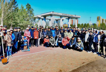 Судьи и работники Конституционного суда высадили деревья в столичном Ботаническом саду