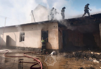 Түркістанда жеке тұрған шаруашылық ғимаратының шатыры жанып кетті