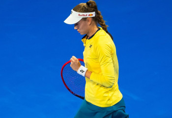 Елена Рыбакина разгромила соперницу в турнире WTA 1000