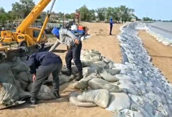 Около 90 спасателей из Мангистау укрепляют дамбу вдоль реки Жайык