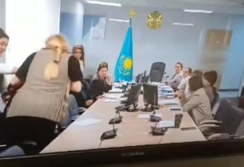 Түркістанда әкімдік қызметкері комиссия отырысында балабақша иесін ұрып жіберген