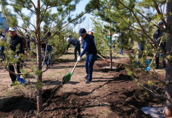 Government Apparatus takes part in Astana city-wide clean-up day