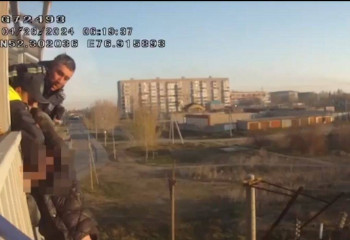 Павлодарда полиция көпірде асылып тұрған ер адамды құтқарды