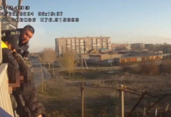 Пьяный мужчина залез на мост в Павлодаре