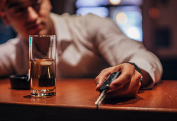 Ішімдік ішетіндер мен темекі шегетіндер медициналық сақтандыруға көбірек төлеуі керек пе?