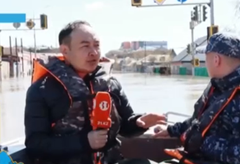 Соқырішек болған 14 жастағы баланы қайықпен жедел жағаға жеткізген