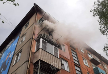 Спасатели эвакуировали 5 жителей из задымленной квартиры