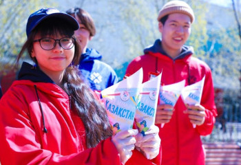 «Бауырсак объединяет»: столичные волонтеры раздали угощения и сладости в честь праздника