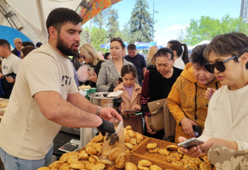 Бауырсаки, лагман, кимчи и блины. В Алматы встречают День единства народа Казахстана