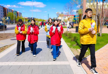 Астаналық волонтерлер мерекеде бауырсақ пен тәттілер таратты