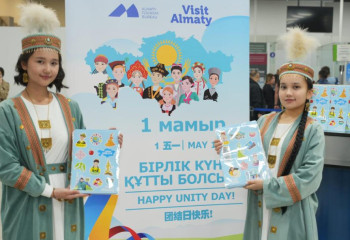 Алматы әуежайында туристерге естелік сыйлықтар табыс етілді