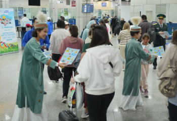 Памятные подарки вручили туристам в аэропорту Алматы