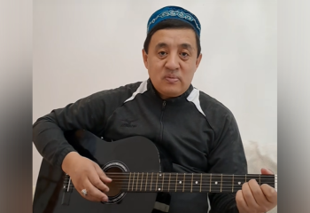 Серікзат Дүйсенғазы ұлы Әлиханның гитарасын көрсетіп, естелігін бөлісті