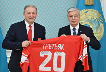Токаев встретился с президентом Федерации хоккея России Владиславом Третьяком