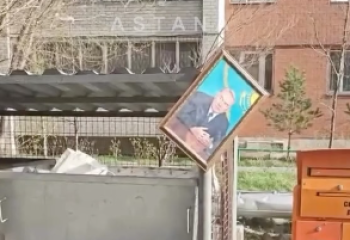 Астанада белгісіз біреулер Назарбаевтың портретін қоқыс контейнеріне іліп кеткен