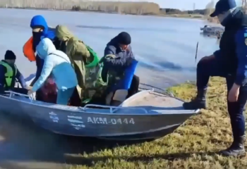Спасатели Акмолинской области помогают в переправе людей в СКО