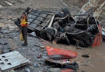 Автобус жарға құлап, 20 адам мерт болды