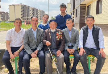 Молодежь Туркестанской области проводит субботники во дворах ветеранов в рамках акции 