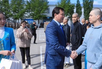 Ақтөбе облысының әкімі болашақ сарбаздарды әскер қатарына шығарып салды